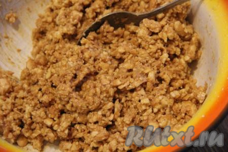 Тщательно перемешать массу ложкой. Масса для приготовления пирожных "Муравейник" получится липкой.