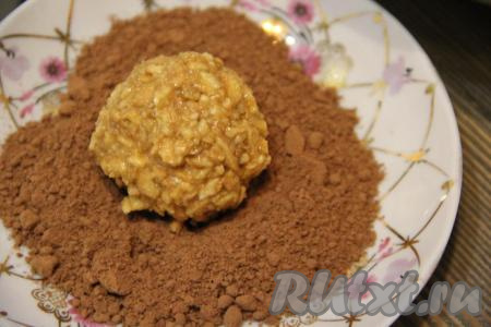 Из получившейся массы скатать шарики любого размера, я сделала чуть крупнее грецкого ореха.