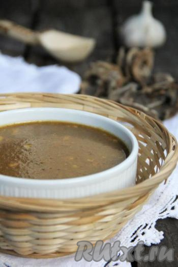 Грибной суп-пюре, приготовленный с плавленным сыром, получается очень вкусным, в меру густым, при подаче его можно дополнить сухариками из белого хлеба или гренками из ржаного хлеба.