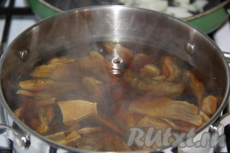 Сушеные грибы промыть под проточной водой (свежие грибы перебрать и очистить), залить холодной водой, поставить на огонь, после закипаний уменьшить огонь и варить 30 минут. С лесными (свежими, сушеными или замороженными) грибами суп получается особенно вкусным и ароматным. Если вы готовите с шампиньонами, тогда их не нужно отваривать в течение 30 минут (просто пропустите этот этап приготовления).