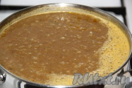 Варить суп на небольшом огне в течение 5-10 минут, затем добавить чеснок, пропущенный через пресс. Снять кастрюлю с огня и дать супу настояться под крышкой в течение 20 минут.