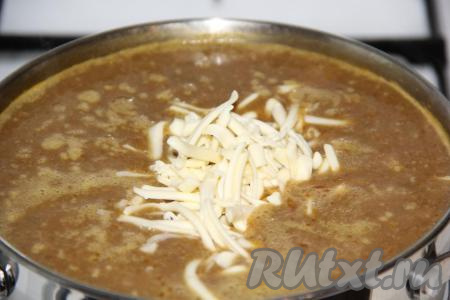 Затем с помощью погружного блендера пробить суп в пюре. Грибной суп-пюре снова поставить на огонь, добавить соль и плавленный сыр, предварительно натертый на крупной тёрке. Перемешать суп, чтобы сыр расплавился.