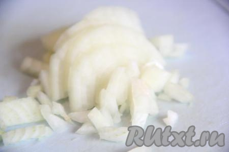 Лук и морковь очистить. Лук мелко нарезать, морковь натереть на мелкой тёрке.