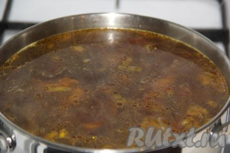 Когда картофель будет практически готов, добавить в грибной суп обжаренные овощи и варить 10 минут.