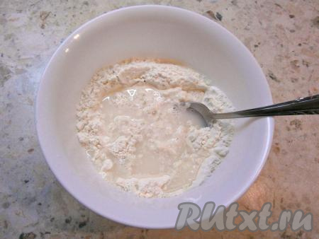 Затем в смесь муки и соли влить водку и холодную воду.