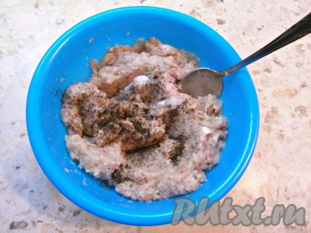 Измельчить лук с мясом до состояния фарша, выложить в миску (начинку можно приготовить в мясорубке, пропустив через неё нарезанные кусочками лук и мясо), добавить соль и перец по вкусу, влить ледяную воду. Фарш тщательно перемешать. Оставить его в прохладном месте минут на 15.