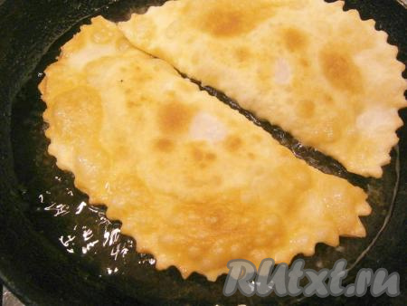И затем сформировать чебуреки обычным способом - сложить каждый раскатанный кусочек теста пополам, чтобы фарш оказался внутри, скрепить края и обрезать. Жарить чебуреки следует в большом количестве разогретого растительного рафинированного масла по 2-3 минуты с каждой стороны.
