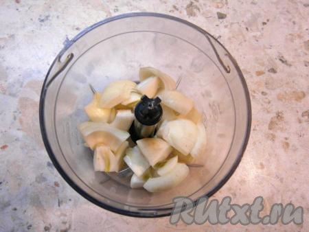 Приготовить начинку: лук очистить и нарезать кусочками, поместить его в чашу блендера.