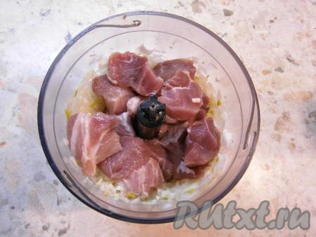 Измельчить лук до состояния кашицы, добавить нарезанное кусочками мясо.