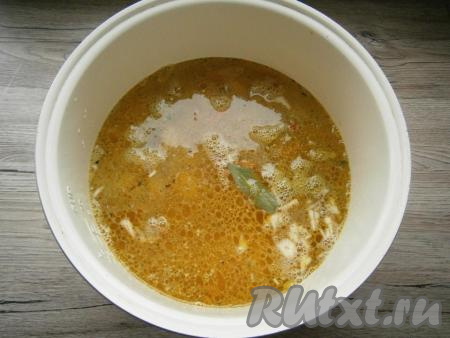 Влить в чашу горячую воду и выставить режим "Суп" на 1 час, крышку мультиварки закрыть.