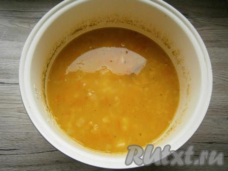 Готовому супу дать немного настояться (минут 15) после сигнала под закрытой крышкой мультиварки.