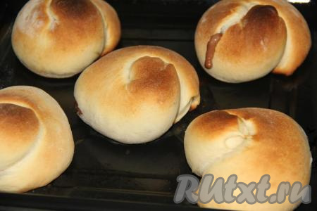 Выпекать булочки с пудингом в разогретой духовке при температуре 200 градусов, примерно, 30 минут (до золотистого цвета).