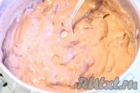 Приготовить пудинг в соответствии с инструкцией на упаковке и слегка остудить.