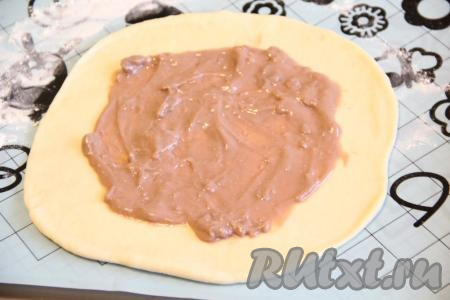 Смазать тесто пудингом.