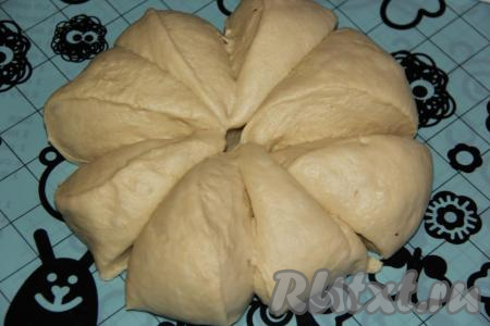 Готовое тесто обмять и разделить на 8-10 частей.