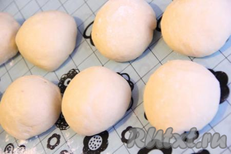 Из каждой части теста сформировать шарик (в результате получится 8-10 шариков).