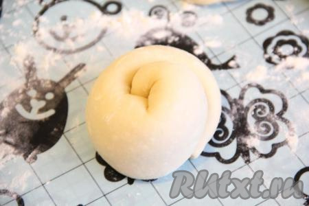 Свернуть рулет в улитку и закрепить край теста. Аналогично сформировать все булочки-улитки.