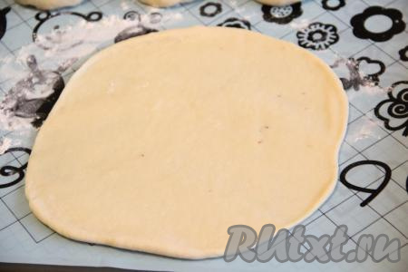 На присыпанном мукой столе (или на силиконовом коврике) раскатать каждый шарик из теста скалкой в круг (не очень тонко).