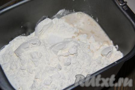 Сливочное масло растопить и слегка остудить. В тёплое молоко всыпать сахар и дрожжи, перемешать и оставить на 20 минут (за это время на поверхности появится пышная шапка). Я замес теста сделала в хлебопечке. В ведёрко влить подошедшие дрожжи, яйцо, растительное масло, растопленное сливочное масло, ванильный сахар, затем всыпать муку и соль. Выставить режим "Замес теста" (в моей хлебопечки этот режим занимает 1,5 часа).