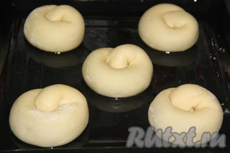 Противень для запекания смазать растительным маслом. Выложить улитки на противень и оставить на 30-50 минут в тёплом месте.