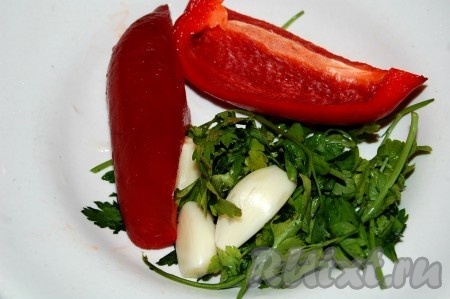 Петрушку вымыть, обсушить, нарезать достаточно крупно. Болгарский перец очистить от семечек и плодоножки, промыть водой, нарезать на части. Я предпочитаю для соуса "Чимичурри"&nbsp;брать мясистый болгарский перец красного цвета. Очистить чеснок.&nbsp;&nbsp;