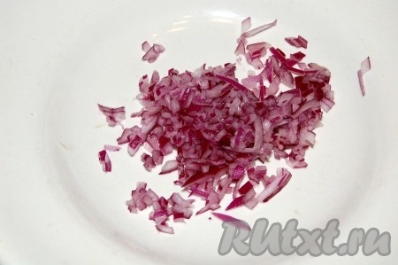 Очистить и очень мелко нарезать лук.