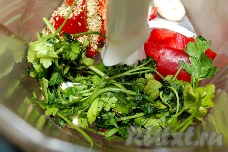 Петрушку, болгарский перец и чеснок выложить в чашу комбайна (или измельчителя), измельчить.