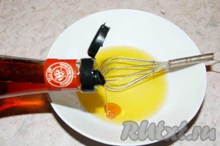 В небольшую ёмкость влить растительное масло, добавить винный (или яблочный) уксус, перемешать.