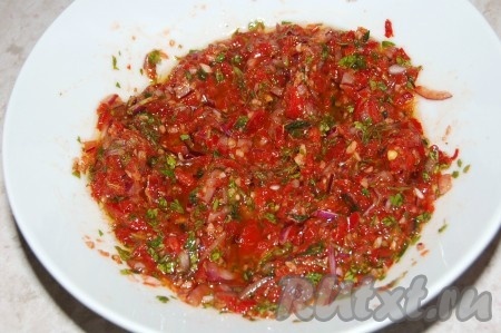 Перемешать и наш соус "Чимичурри" готов. Любители остренького могут добавить острый перец по своему вкусу, но он необязателен, я в этот раз не добавляла.