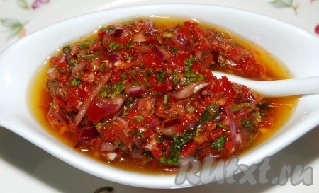 Соусу "Чимичурри", приготовленному в домашних условиях по этому простому рецепту, дать настояться 2-3 часа в холодильнике и можно подавать к столу в качестве дополнения к различным мясным блюдам. Готовый соус может храниться в холодильнике в закрытой ёмкости в течение 1 недели.