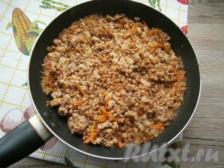 Томить гречку на самом маленьком огне около 30 минут (вся жидкость должна выкипеть).