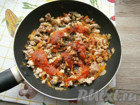 Тщательно перемешать фарш с овощами и обжаривать на среднем огне, разбивая комочки фарша, до изменения цвета мяса (минут 5-6). Далее добавить томатный соус, соль, специи и перец.