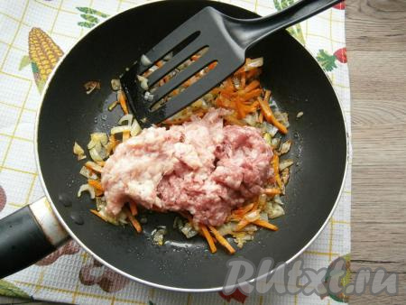 Обжарить овощи, иногда помешивая, до мягкости, затем добавить два вида фарша (можно использовать какой-либо один).