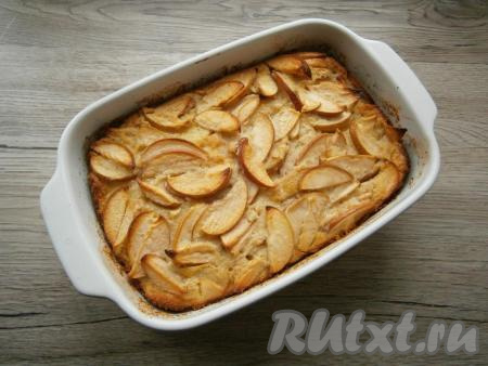 Выпекать пирог в разогретой до 170 градусов духовке минут 40-45.