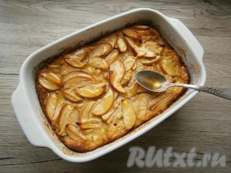 Готовый горячий яблочный пирог полить сверху жидким медом и оставить в форме до&nbsp;остывания. Этот пирог очень вкусно кушать теплым с шариком ванильного мороженого.