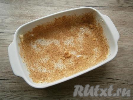 Форму для выпечки (у меня форма размером 22х12 см) хорошо смазать сливочным маслом и посыпать панировочными сухарями.