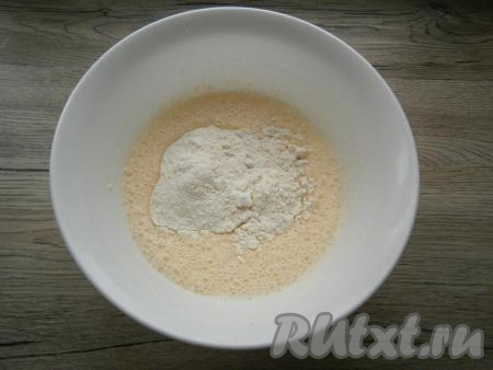 Яйца с солью взбить миксером до пены, затем, продолжая взбивать, постепенно всыпать сахар и ванильный сахар. Влить молоко, еще раз все взбить. Всыпать муку, взбить миксером до однородности.