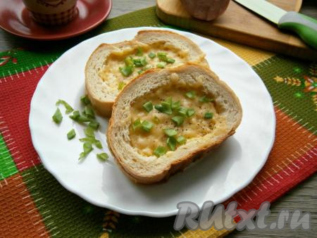 Подать вкусные и сытные бутерброды с колбасой и сыром, приготовленные в микроволновке, к столу горячими, посыпав измельченным зеленым луком и небольшим количеством чёрного молотого перца.