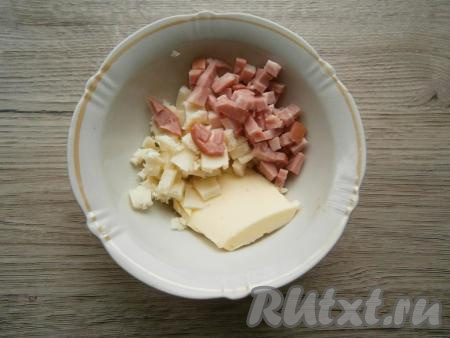 Колбасу нарезать кубиками. К нарезанной колбасе выложить 50 грамм сыра (если сыр твёрдых сортов - его нужно натереть на терке, если сыр мягкий - нарезать кубиками), добавить размягченное сливочное масло, хорошо перемешать.