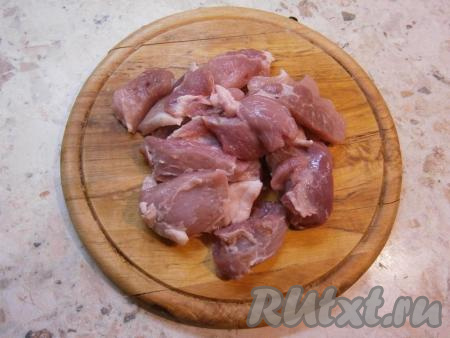 Свинину вымыть, обсушить и нарезать на кусочки довольно крупного размера.