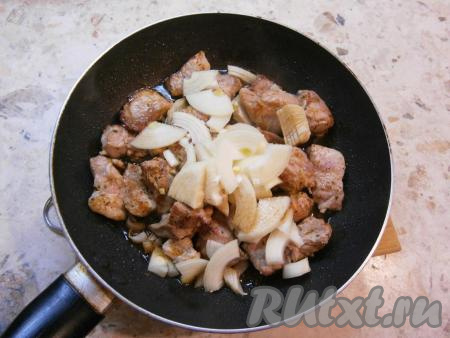 На сковороду, разогретую с растительным маслом, выложить кусочки свинины. Обжарить мясо, посыпав кавказскими травами и черным молотым перцем, перемешивая, на довольно сильном огне до румяности. Затем добавить нарезанный произвольно очищенный репчатый лук, влить соевый соус.