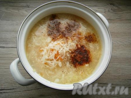 Когда картофель и пшено будут готовы, добавить в кастрюлю квашеную капусту, всыпать специи, черный перец и паприку, перемешать, варить далее на слабом огне минут 10.