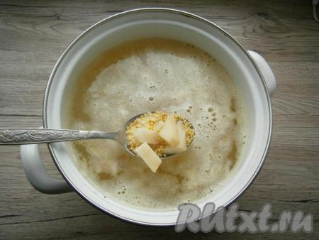 В кастрюлю влить бульон (или воду), довести до кипения, посолить, добавить нарезанный кубиками картофель и пшено, довести до кипения, огонь уменьшить. Варить картошку и пшено на небольшом огне 20-25 минут.