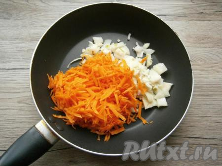Лук репчатый нарезать небольшими кусочками, морковь натереть на крупной терке, поместить в сковороду с растительным маслом.