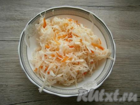 Квашеную капусту промыть водой, отжать.