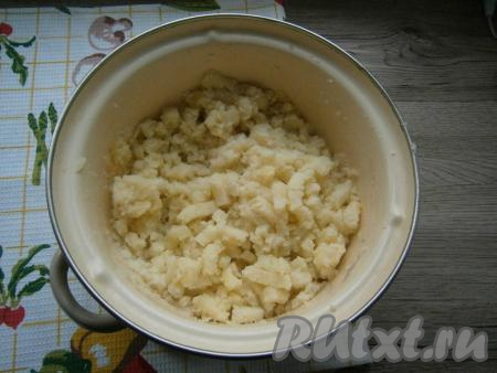 Далее воду из кастрюли слить, картофель потолочь.