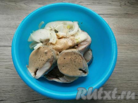 Залить скумбрию и лук горчичным соусом, поперчить.