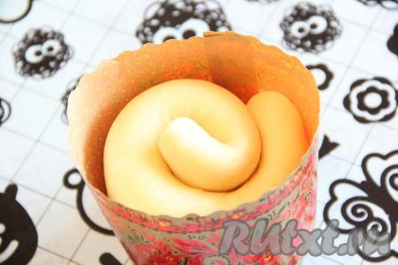 Свернуть полоску в улитку и выложить в форму (я выпекала куличи в бумажных формах). Аналогично сформировать куличи из оставшихся частей теста. У меня получилось 5 куличей среднего размера. Оставить тесто в формах на 2-3 часа в тёплом месте.&nbsp;