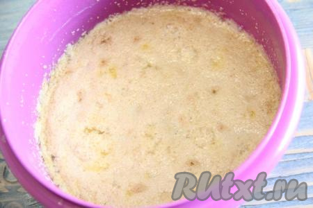 Для начала приготовим опару. Для этого в глубокой миске нужно соединить тёплое молоко, растопленное тёплое сливочное масло, растительное масло, яйца, сахар и ванильный сахар, перемешать, добавить дрожжи и ещё раз перемешать. Накрыть ёмкость с опарой пищевой плёнкой и убрать в холодильник на ночь.