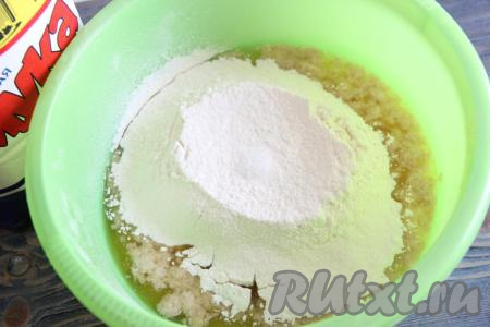 Опара запузырится. Готовую опару вылить в миску для замешивания теста, добавить муку и соль.&nbsp;